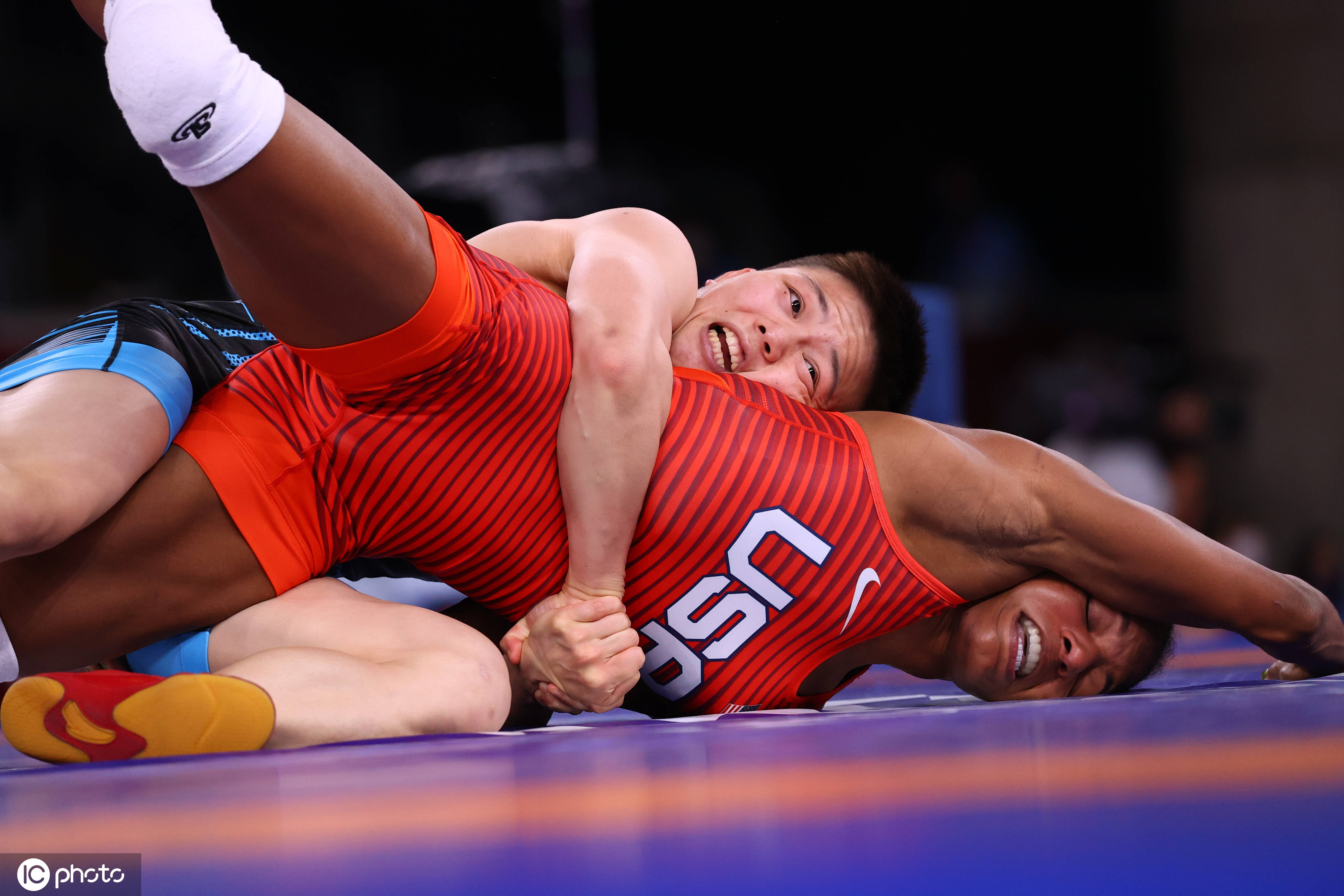 日本选手勇夺银牌，赢得全场掌声