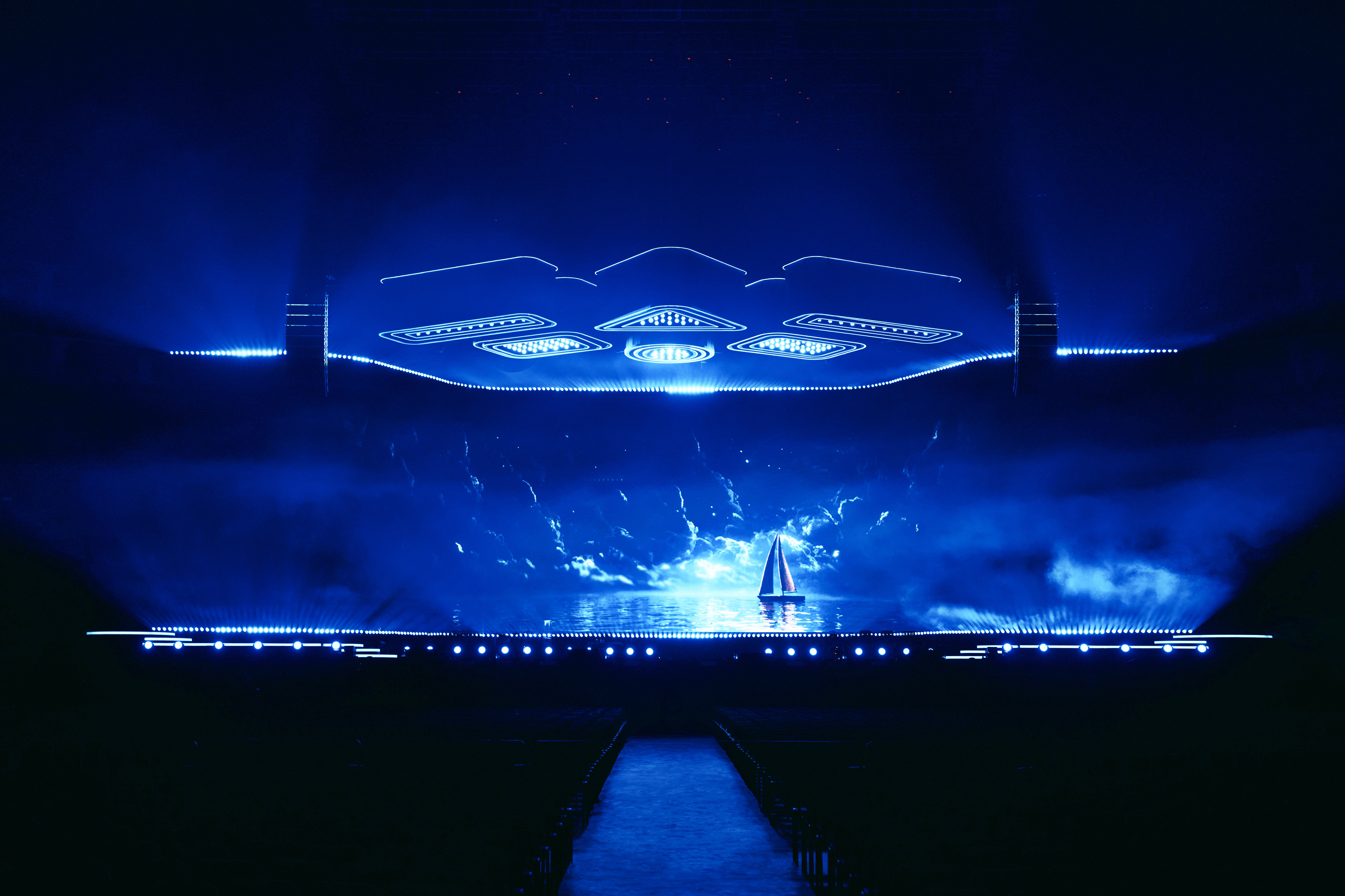 包含勇士队主场迎来爆满球迷，四川旅游城市之旅的词条