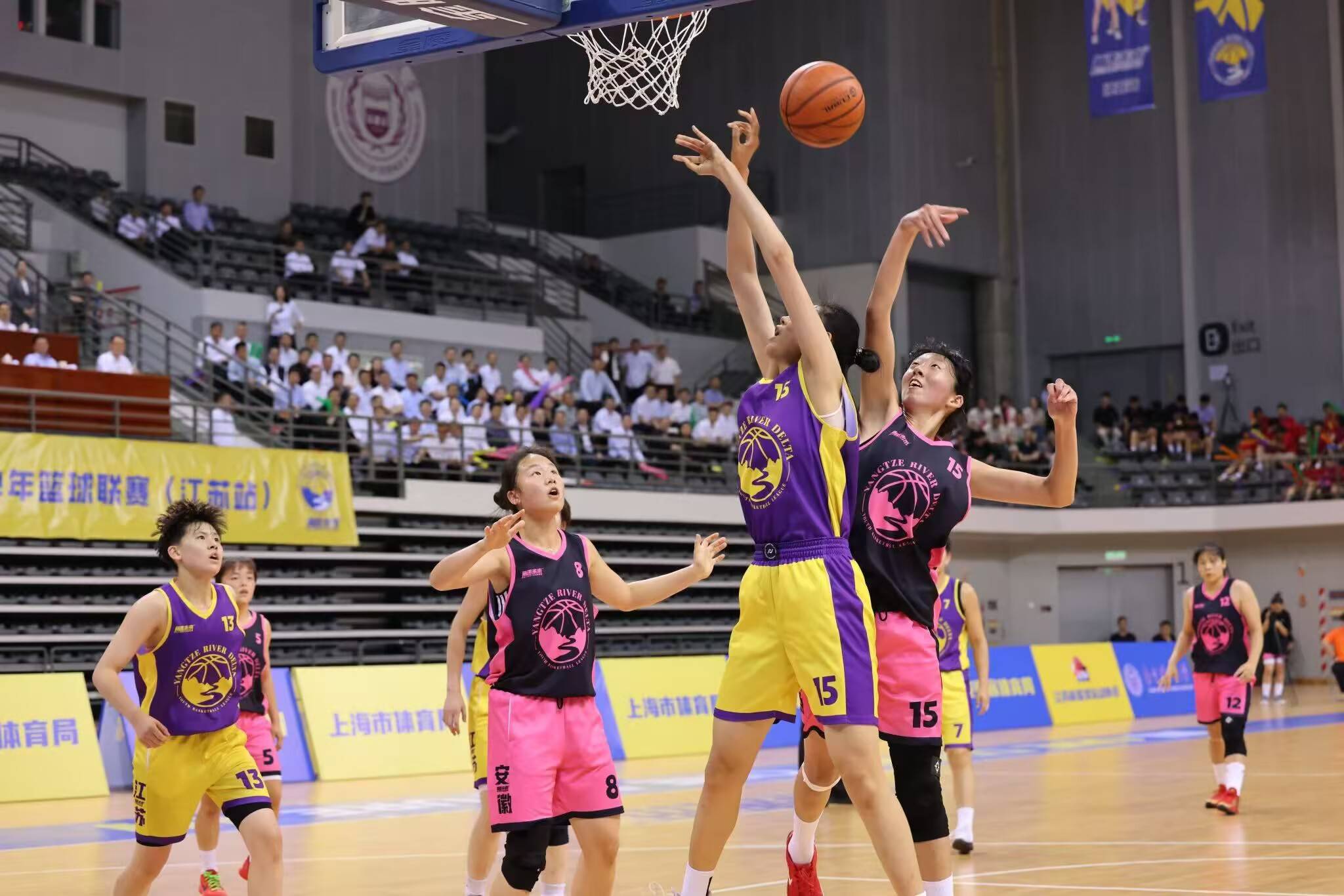 江苏女篮队员成功防守，为球队取胜做贡献