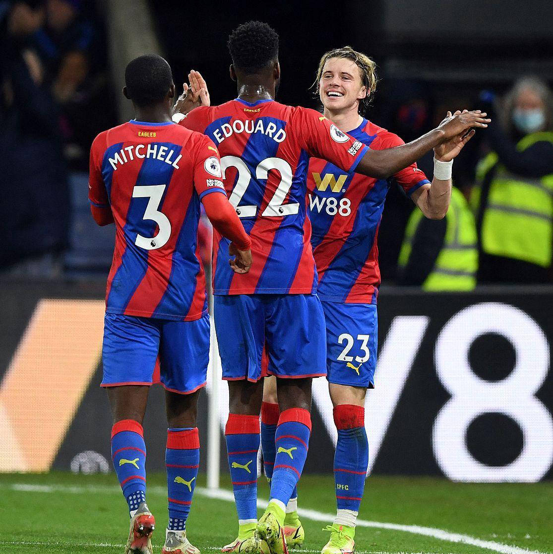 包含水晶宫客场战胜埃弗顿，重返胜利之路的词条