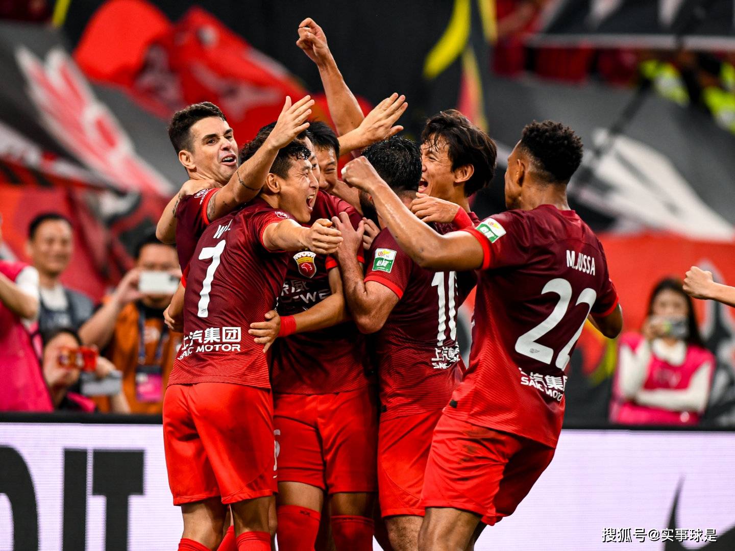 武磊打破进球荒，利物浦球迷集体高唱助威！