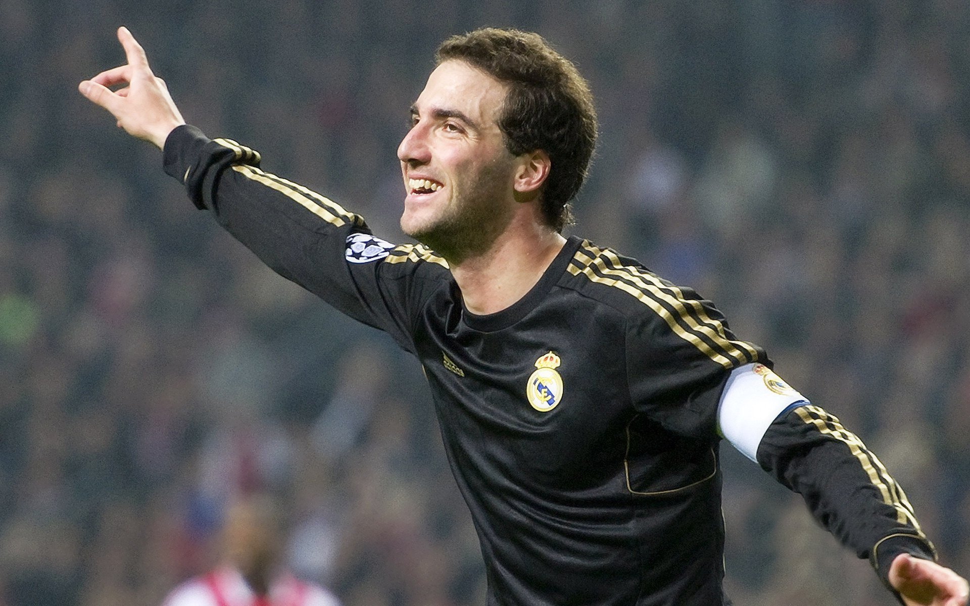 法甲转会风云：上海海港盯上锋线强援，浓眉或成交易筹码